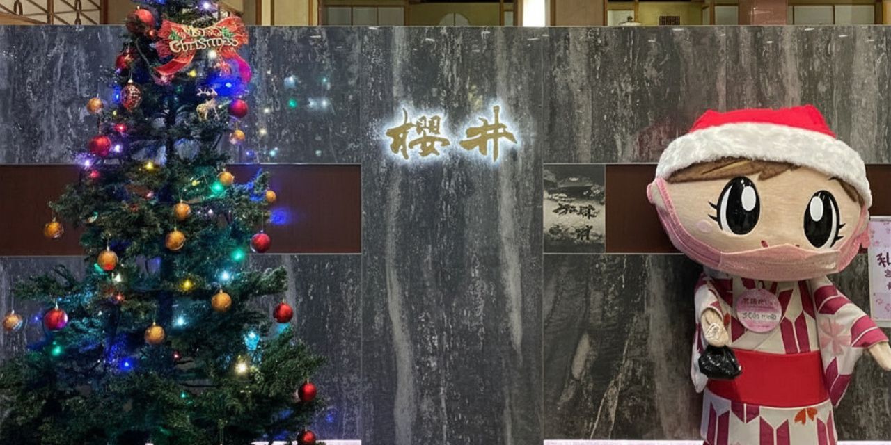 ホテル櫻井の入口の飾りとマスコット