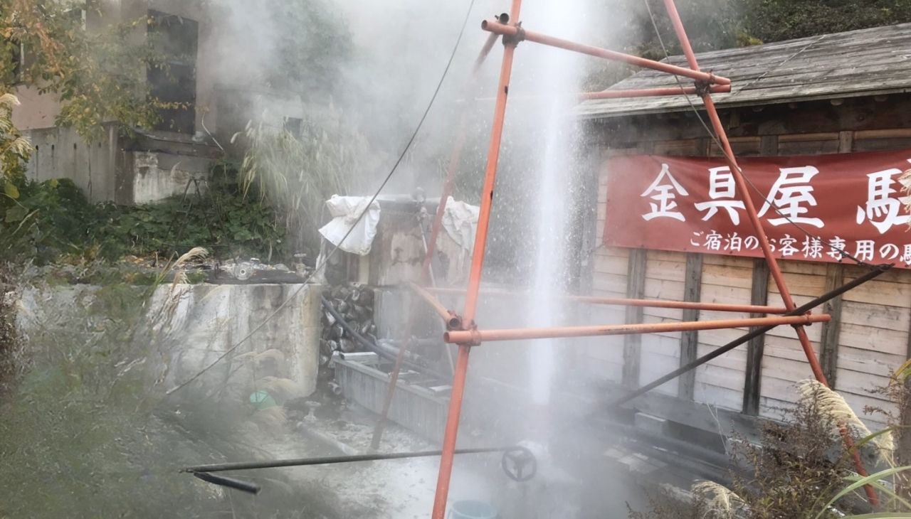 駐車場にある源泉