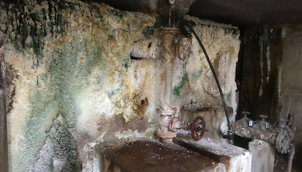 温泉成分が固まってできた「湯の花」の塊