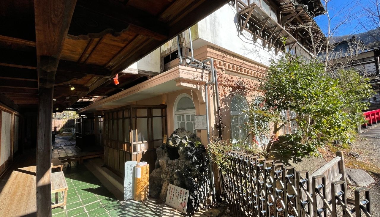 「元禄の湯」の入口手前の「飲泉（いんせん）所」