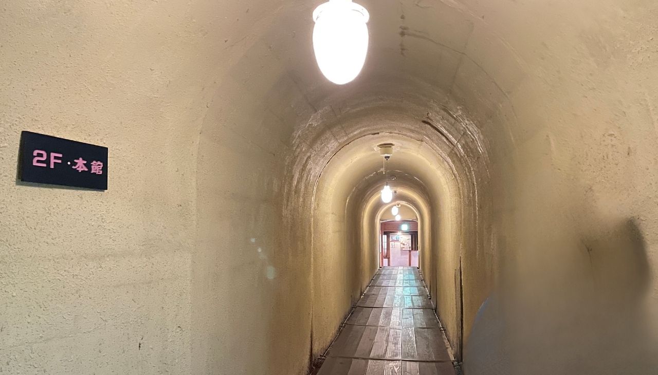 洞窟のようなトンネル