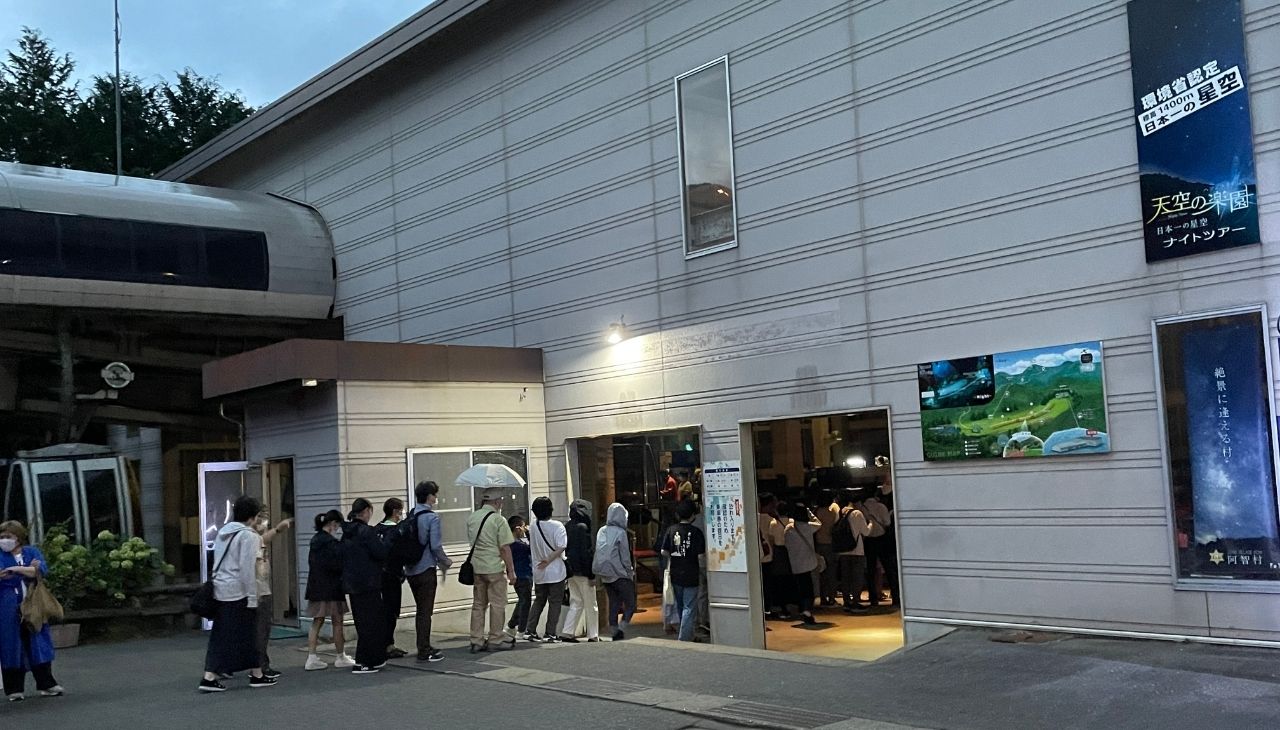 ロープウェイ乗り場へ向かいます