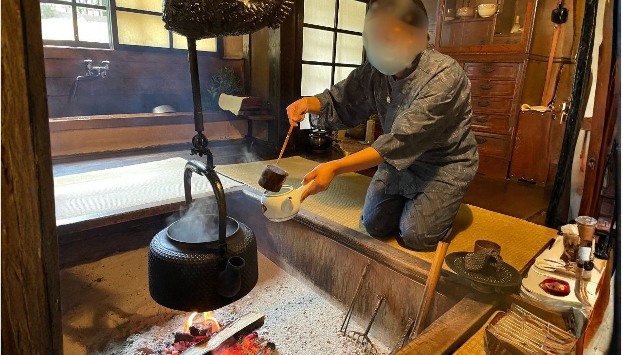 囲炉裏で鉄瓶から入れたお茶をいただきました