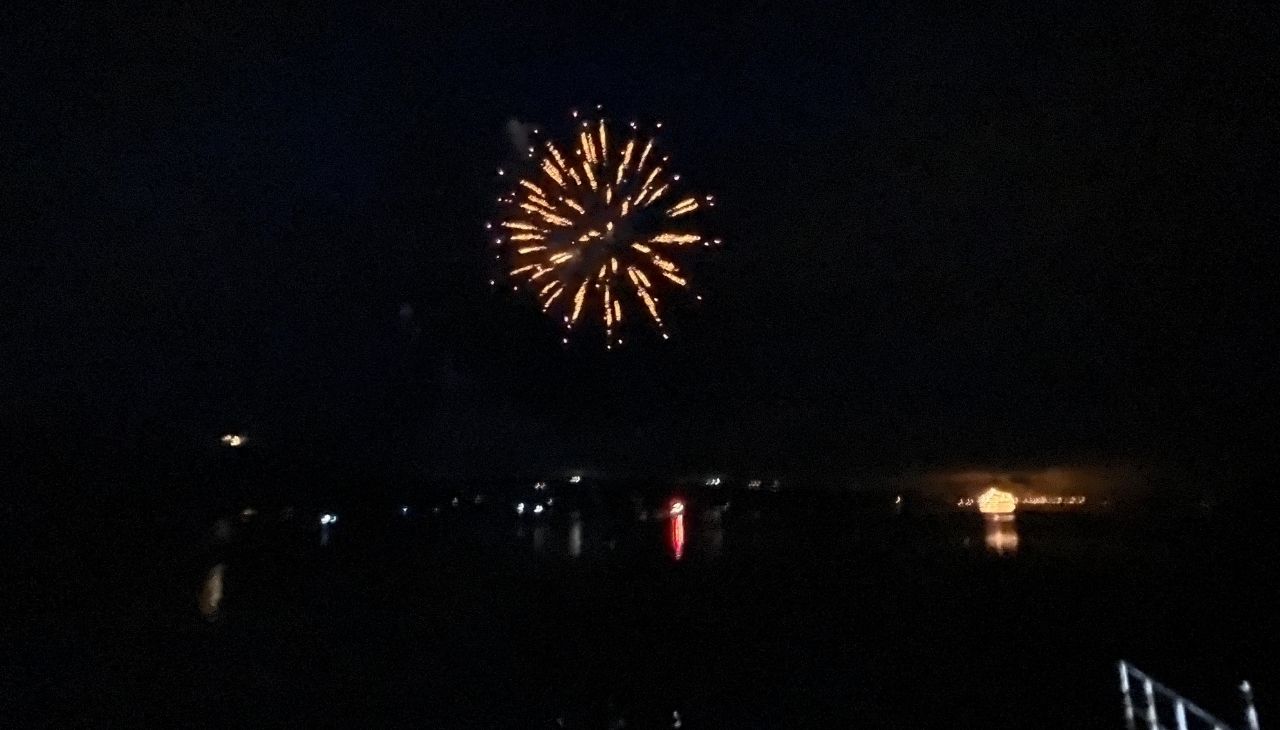 湖上から打ち上げられる花火