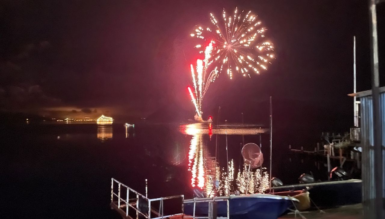 湖上から打ち上げられる花火
