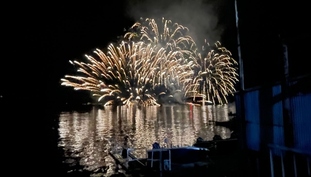 湖上から打ち上げられる花火