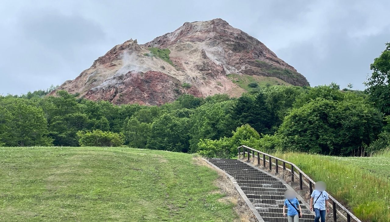 麓から見た昭和新山