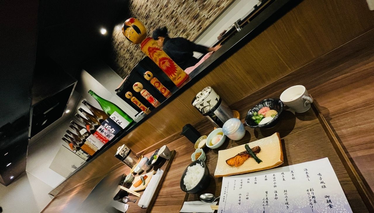 朝食はカウンター席でいただきました